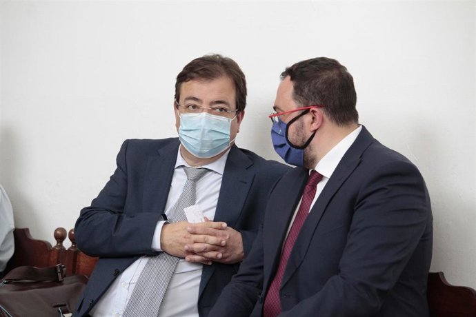 Archivo - (I-D) El presidente de Extremadura, Guillermo Fernández Vara; y el presidente de Asturias, Adrián Barbón, charlan en el Monasterio de Yuso tras la XXI Conferencia de Presidentes en San Millán de la Cogolla, La Rioja (España), a 31 de julio de 