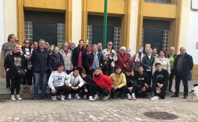 Concejales del PSOE con vecinos de Cañero ante el Centro Cultural Osio.