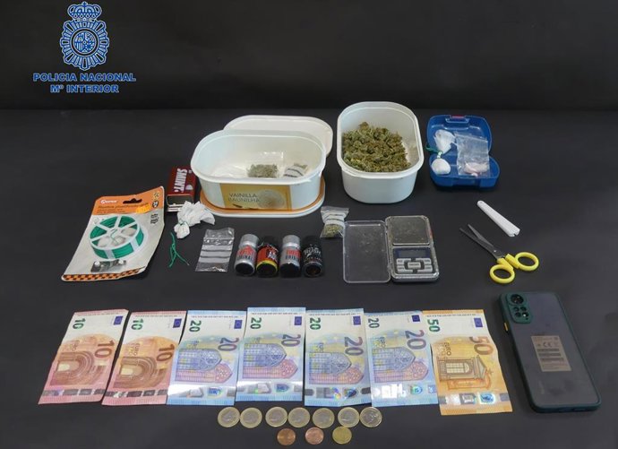 Sustancias estupefacientes y objetos intervenidos al detenido.