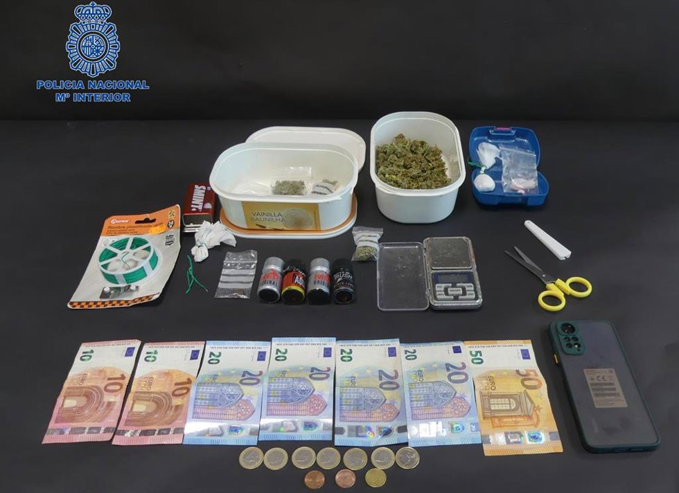 Sustancias estupefacientes y objetos intervenidos al detenido.