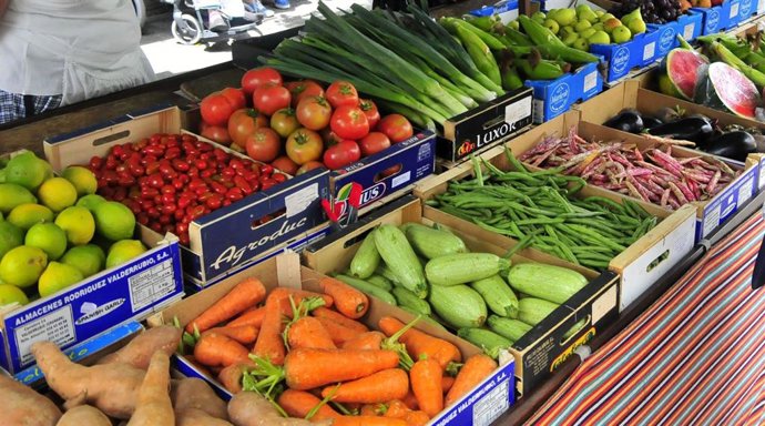 Archivo - Mercado de verduras y frutas