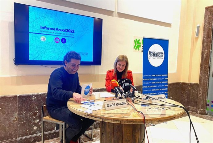 El Síndic de Greuges de Barcelona, David Bondia, y la directora adjunta Eva García.