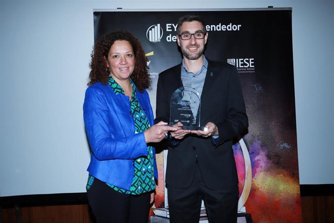 La presidenta del Consell de Mallorca, Catalina Cladera, junto con el ganador del Premio Emprendedor del Año de EY, Yannik Erhart