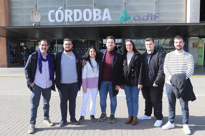 El candidato a la Alcaldía de Hacemos Córdoba, Juan Hidalgo (izda.), y jóvenes miembros de la coalición y de la candidatura.