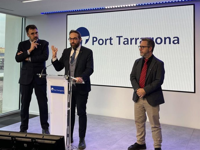 El presiente del Puerto de Barcelona Lluís Salvadó, el conseller de Territori Juli Fernndez y el presidente del Port de Tarragona Saül Garreta