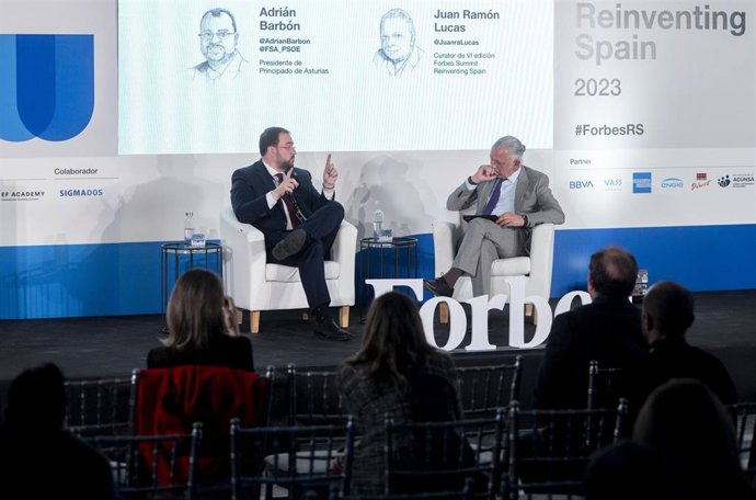 El presidente de Asturias, Adrián Barbón, conversa con el periodista Juan Ramón Lucas (d) durante la sexta edición del Forbes Summit Reinventing Spain, en el Hotel Rosewood Villa Magna, a 6 de febrero de 2023, en Madrid (España). Forbes Reinventing Spai
