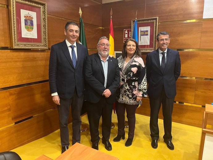 La consejera de Agricultura, Pesca, Agua y Desarrollo Rural, Carmen Crespo, en un encuentro con el alcalde de Alhaurín de la Torre (Málaga), Joaquín Villanova.