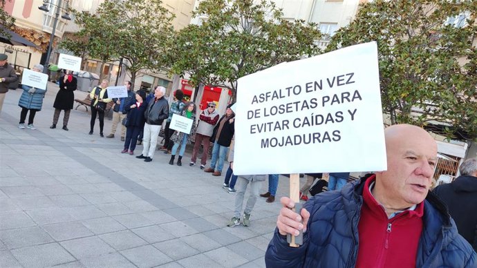 Vecinos del centro de Santander se concentran para protestar contra el exceso de tráfico y por la falta de espacios peatonales.