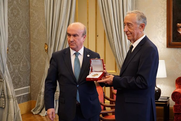 El presidente portugués, Marcelo Rebelo de Sousa, recibe una medalla de honor de la Organización de Estados Iberoamericanos