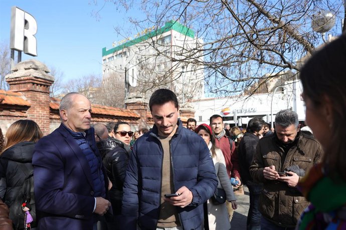 El portavoz del PSOE en la Asamblea de Madrid, Juan Lobato, en la marcha hacia Cibeles desde la columna de Legazpi