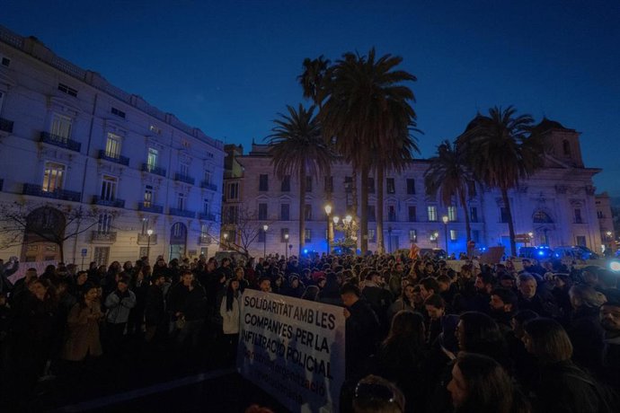 Decenas de personas durante una concentración en respuesta al caso de un policía infiltrado en asociaciones vecinales y sociales, ante la Delegación del Gobierno