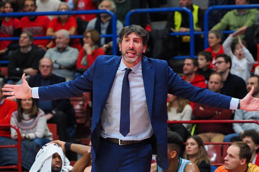 Archivo - Alex Mumbru, head coach Valencia Basket during the Turkish Airlines Euroleague basketball match between EA7 Emporio Armani Milano and Valencia Basket on December 29, 2022 at the Forum of Assago in Milan, Italy - Photo Savino Paolella / LiveMed