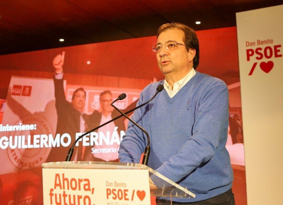 El secretario general del PSOE extremeño y presidente de la Junta, Guillermo Fernández Vara, en el acto de presentación de la candidatura de José Luis Quintana para revalidar la Alcaldía de Don Benito