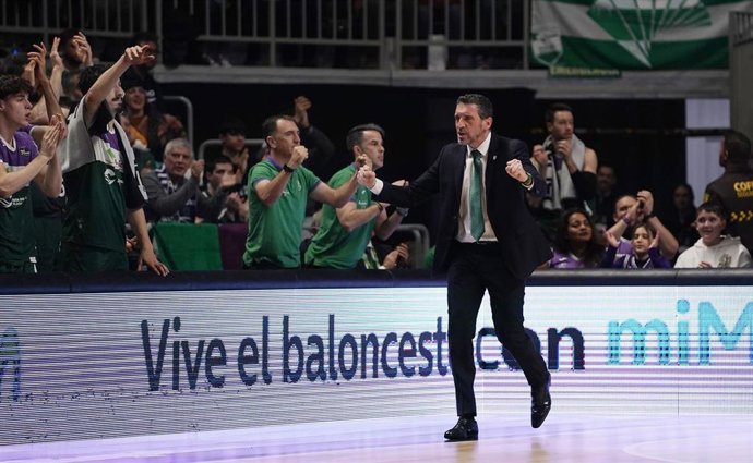 Archivo - Ibon Navarro, entrenador del Unicaja, celebra una canasta