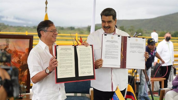 El presidente de Colombia, Gustavo Petro, y el presidente de Venezuela, Nicolás Maduro, en la firma de un acuerdo comercial