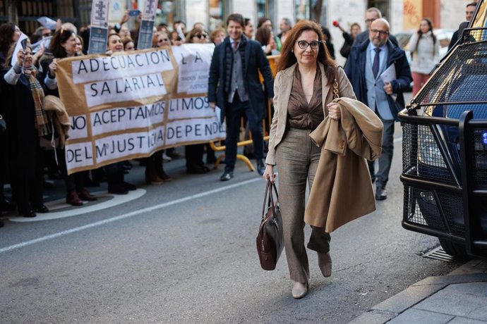 Los Letrados de la Administración de Justicia a su llegada a reunirse con el Ministerio.