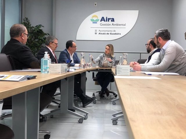 En una sesión de trabajo con la alcaldesa de Alcalá de Guadaíra, Ana Isabel Jiménez, los representantes de las entidades han recibido información sobre el funcionamiento de este servicio.