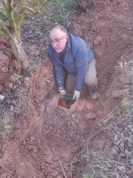 Bomberos de Logroño rescatan a dos perros atrapados en una canalización de riego en Alberite