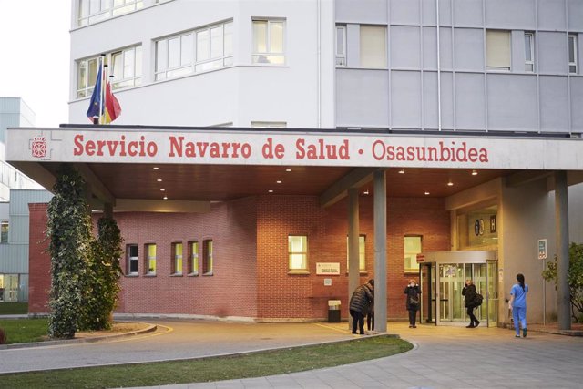 Entrada del Hospital Universitario de Navarra, en el día en que comienza la huelga indefinida de médicos