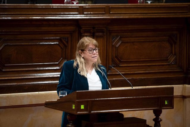 Archivo - La consellera de Cultura de la Generalitat, Natàlia Garriga, realiza una interpelación durante una sesión plenaria en el Parlament, a 21 de diciembre de 2022, en Barcelona, Catalunya (España).