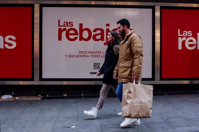 Archivo - Una pareja de compras en la calle comercial de Preciados.