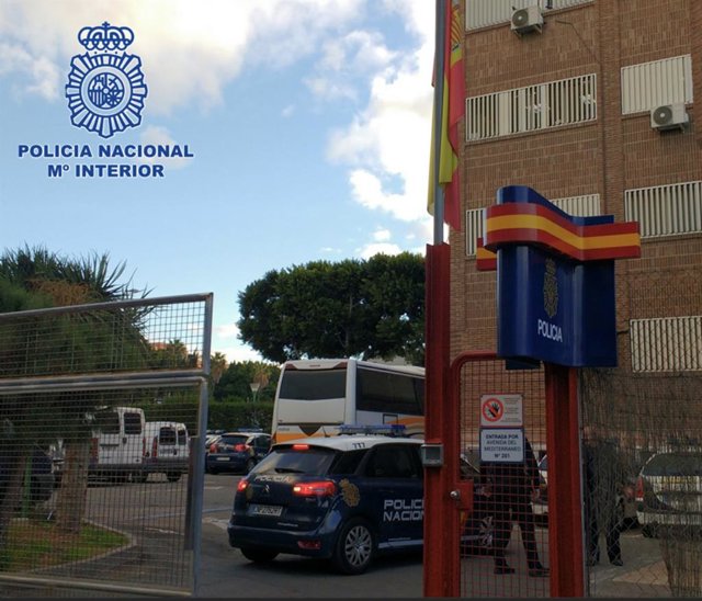Llegada del detenido en un vehículo policial a la Comisaría de Almería