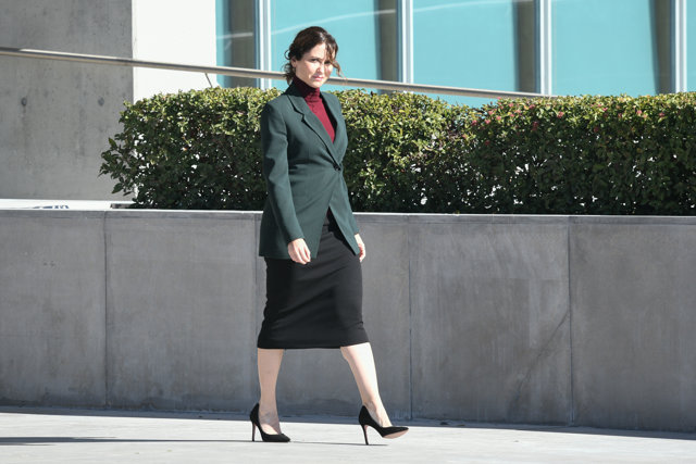 La presidenta de la Comunidad de Madrid, Isabel Díaz Ayuso, llega al aeropuerto para despedir a los Reyes, a 06 de febrero de 2023, en Madrid (España).