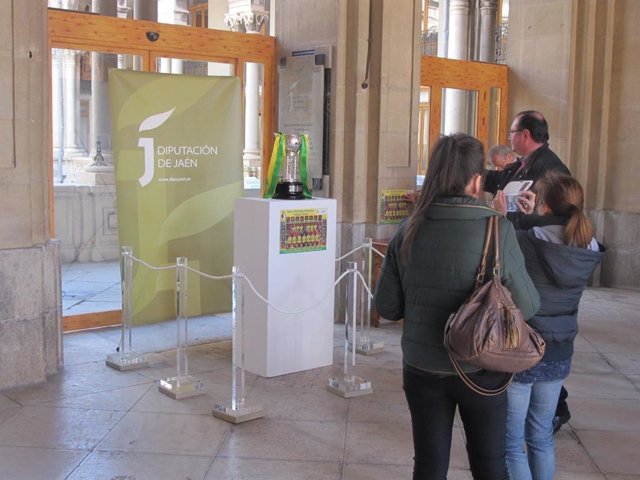 Archivo - Exposición de la Copa de España ganada en una edición anterior.