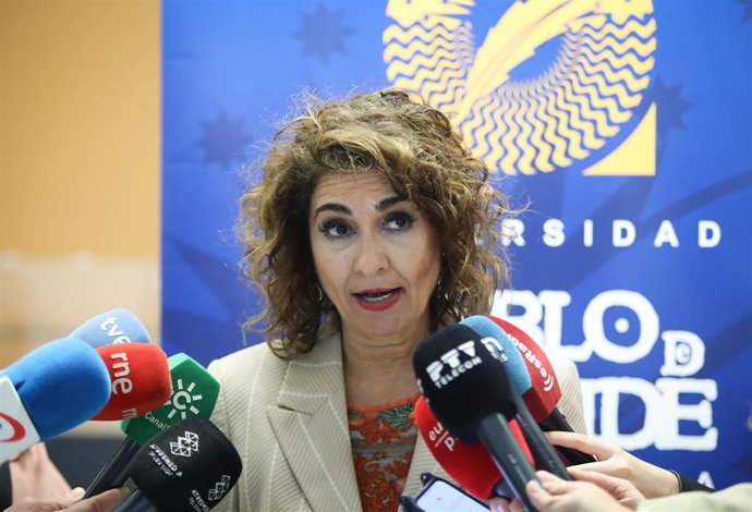 La ministra de Hacienda, María Jesús Montero, atiende a los medios en la Universidad Pablo de Olavide de Sevilla.