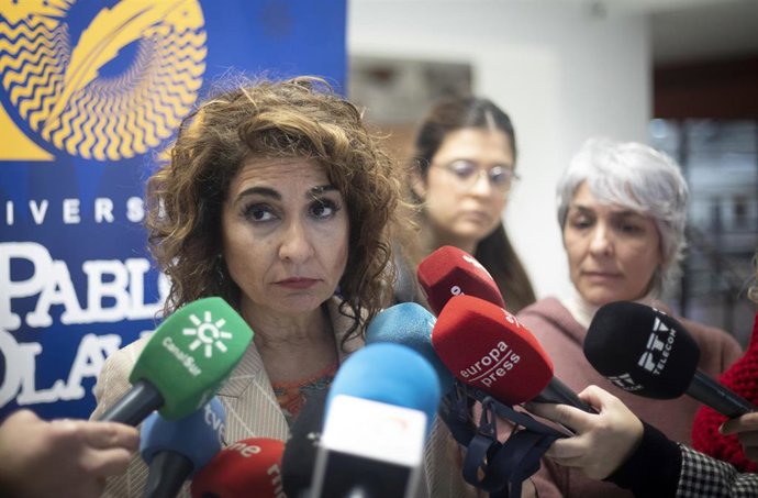 La ministra de Hacienda, María Jesús Montero, atiende a los medios en la Universidad Pablo de Olavide de Sevilla. A 17 de febrero de 2023, en Sevilla (Andalucía, España). La ministra de Hacienda y vicesecretaria general del PSOE, María Jesús Montero, ha