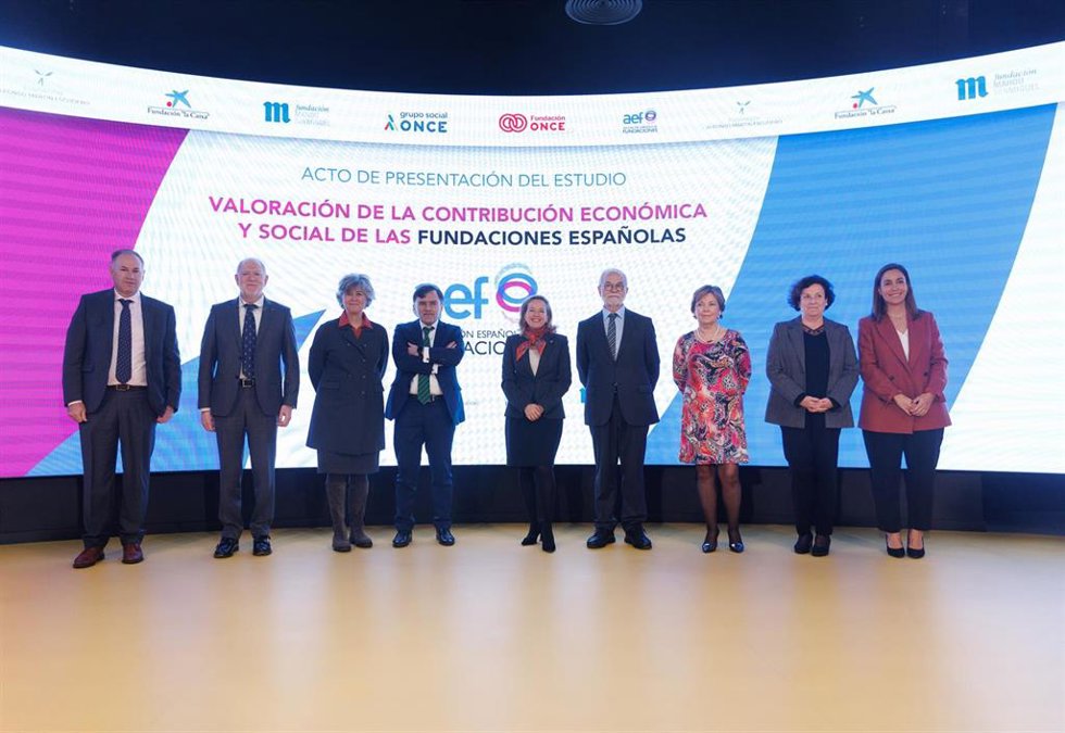 Foto de familia de los asistentes al acto de presentación del informe Análisis de la contribución económica y social de las fundaciones españolas.