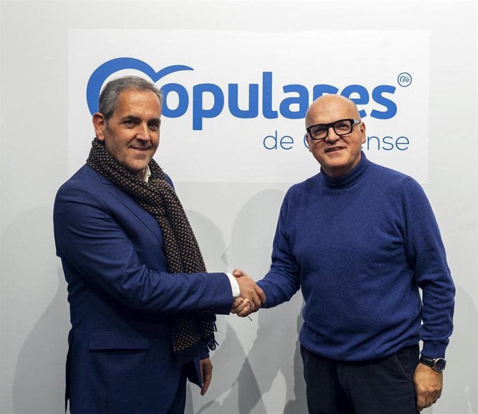 El presidente del PP de Ourense, Manuel Baltar, con Lino González García, candidato del PP en O Carballiño