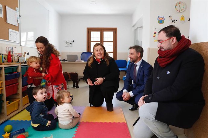 Imagen de archivo de la consejera de Educación, Lydia Espina, y el presidente Adrián Barbón, en una visita a una escuela infantil en Cabranes.
