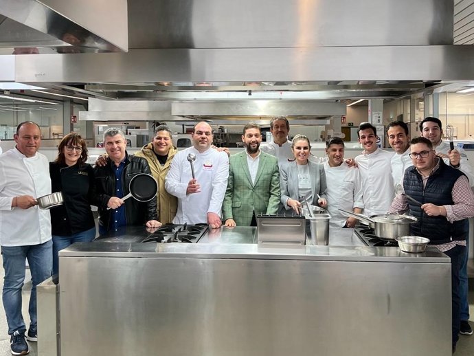 El director del Itrem, Juan Francisco Martínez, acompañado por los cocineros, reposteros y panaderos que impartirán los talleres del ciclo 'Gastrojueves'.