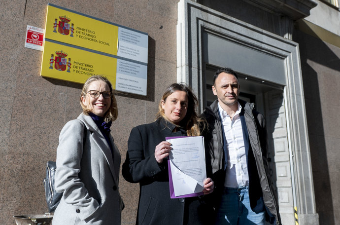  La portavoz de Unidas Podemos en la Asamblea de Madrid, Carolina Alonso; la coportavoz de UP, Alejandra Jacinto y el candidato de Podemos a la Alcaldía de Madrid, Roberto Sotomayor,  presentan una denuncia ante la Inspección de Trabajo