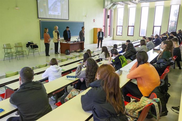 La consejera de Educación y Formación Profesional, Marina Lombó, en la inauguración de la XI Olimpiada de Geología de Cantabria.