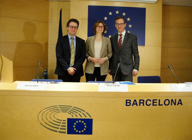 El director general de Comunicación de la CE, Richard Kuehnel; el director de la representación de la CE en Barcelona, Manuel Szapiro,, y la consellera de Acción Exterior de la Generalitat, Meritxell Serret.