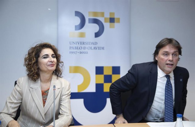 La ministra de Hacienda, María Jesús Montero (i), junto al rector de la UPO, Francisco Oliva (d), momentos antes de la conferencia bajo el título 'Los retos de la universidad pública en un nuevo modelo económico' en la Universidad Pablo de Olavide. A 17 d