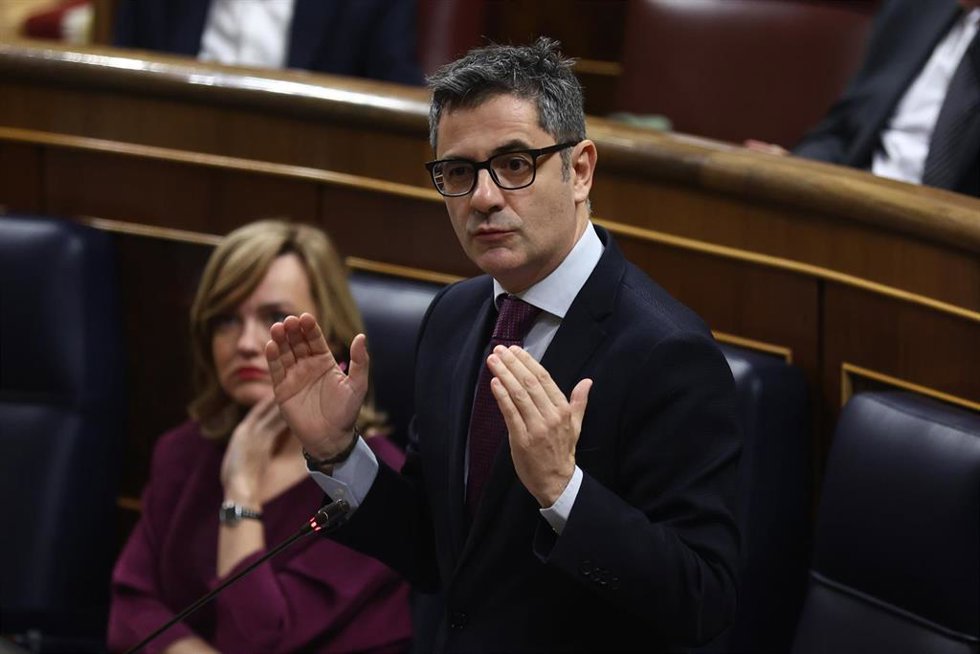 El ministro de la Presidencia, Relaciones con las Cortes y Memoria Democrática, Félix Bolaños, interviene durante una sesión plenaria en el Congreso.