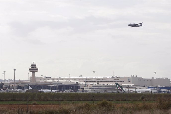 Archivo - Un avión vuela sobre el aeropuerto de Palma.