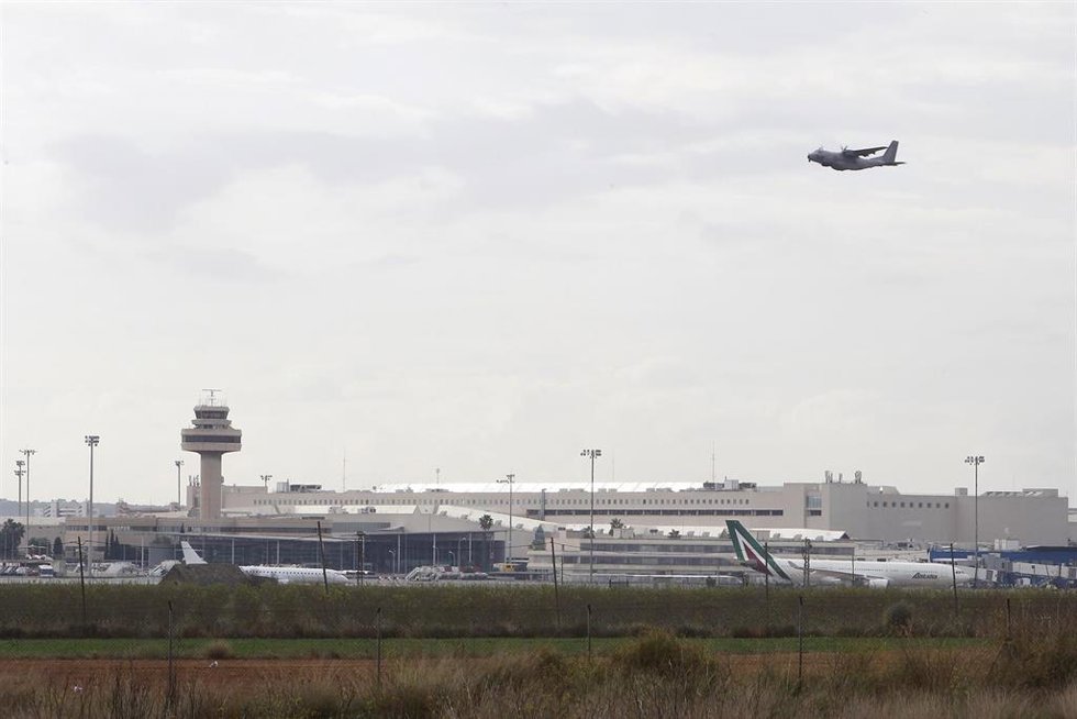 Archivo - Un avión vuela sobre el aeropuerto de Palma.