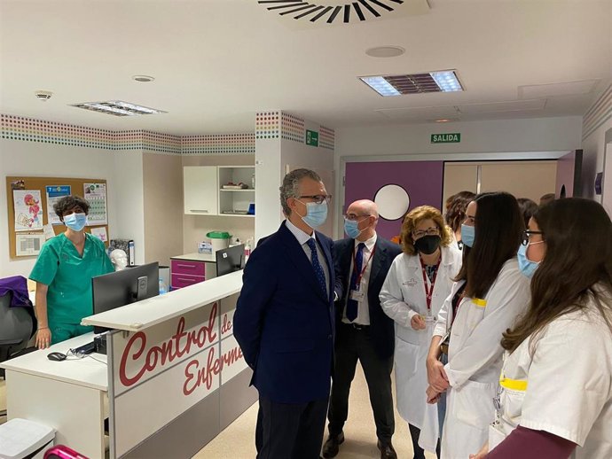 El consejero de Salud, Juan José Pedreño, visitó hoy el Servicio de Neurofisiología de la Arrixaca, que ha comenzado a realizar pruebas de sueño en niños.