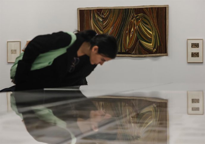 Una mujer contempla las obras de la exposición 'La creación abierta y sus enemigos: Asger Jorn en situación', durante la presentación de la muestra, en el Institut Valenci dArt Modern (IVAM). 