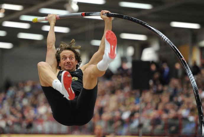 Archivo - El alemán Tim Lobinger durante un concurso de salto con pértiga
