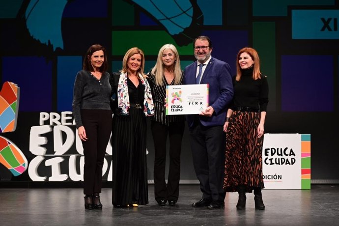 La consejera de Desarrollo Educativo, Patricia del Pozo, en el centro de la imagen, entrega el premio al alcalde de Carmona, Juan Ávila.