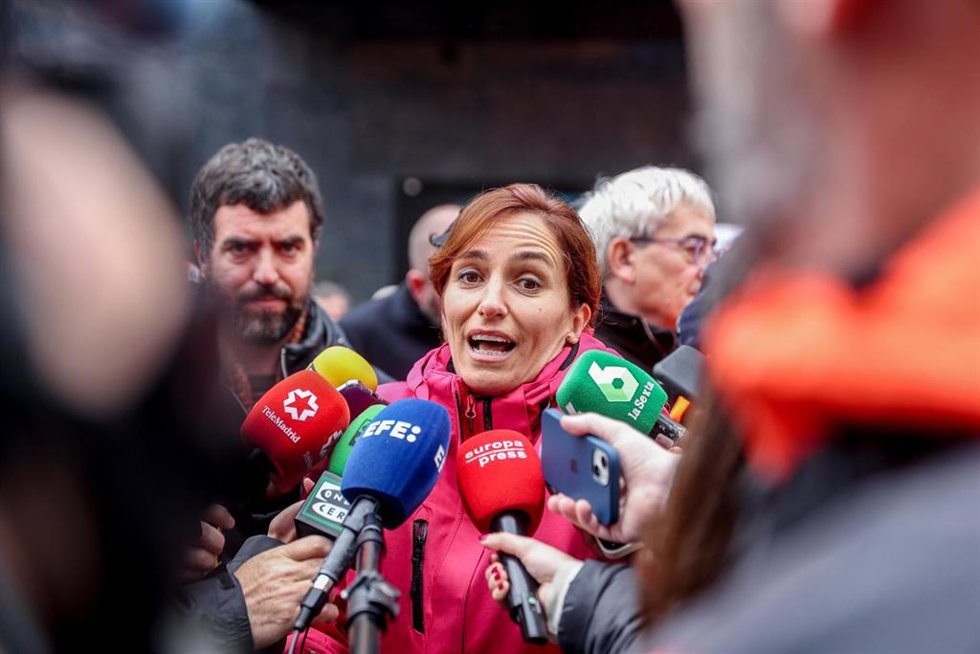 Archivo - La portavoz de Más Madrid en la asamblea madrileña, Mónica García, atiende a los medios durante la protesta por las afecciones de las obras de la línea 7B de Metro, en la Plaza del Callao, a 8 de enero de 2023, en Madrid (España).