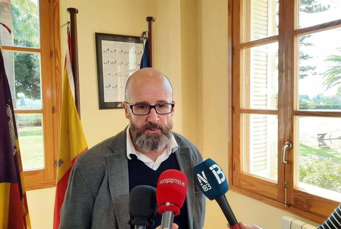 El director general de Agricultura, Fernando Fernández, atendiendo a los medios en la Conselleria.