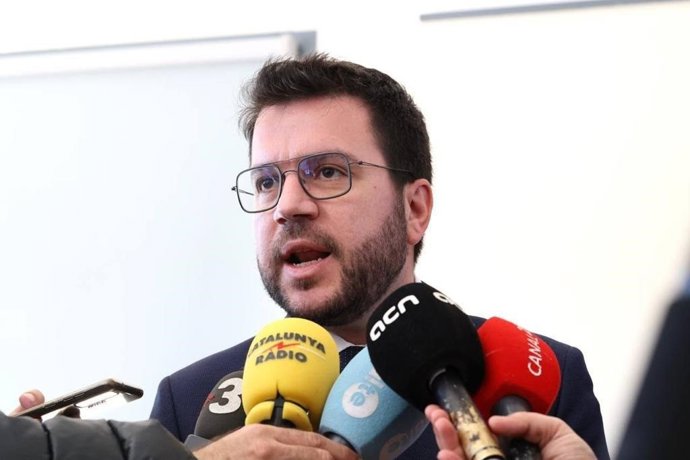 El presidente de la Generalitat, Pere Aragons, atiende a los periodistas a su visita en El Perelló (Tarragona), a viernes 17 de febrero de 2023.