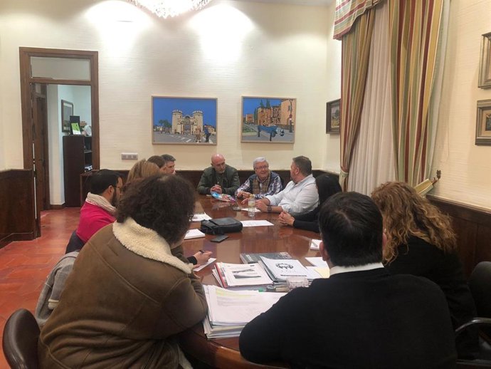 El alcalde de Mérida, Antonio Rodríguez Osuna, en su despacho con los representas de las asociaciones recreacionistas para tratar una nueva edición de Emerita Lvdica.