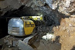 Archivo - Maquinaria en la extracción de fluorita